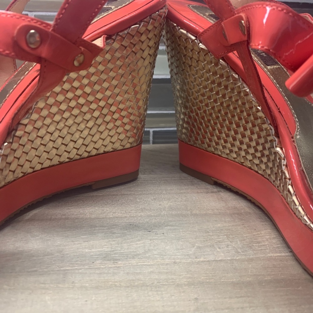 White House Black Market Peach Patent Leather Open Toe Wedge Bow Shoes in Size 6 - Picture 10 of 12